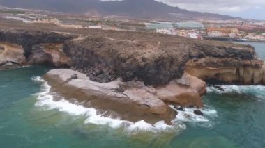 Tenerife, La Caleta, İspanya - 18 Mayıs 2018: Atlantik Okyanusu, havadan görünümü kayalık sahil ve sahildeki, Kanarya Adaları oteller. 4 k dron yukarıdan vurdu.