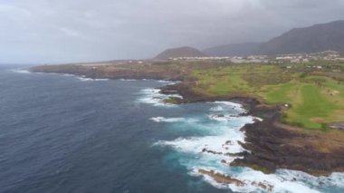 Kayalıklarla ve Atlantik Okyanusu Tenerife, 4 k yukarıdan ateş dron, Canarias Islands, İspanya havadan görünümü