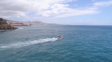 Tenerife, La Caleta, İspanya - 18 Mayıs 2018: Havadan görünümü tekne nera deniz kenarı, Kanarya Adaları ve Atlantik Okyanusu. 4 k dron yukarıdan vurdu.