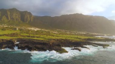 Kayalıklarla ve Atlantik Okyanusu Tenerife, 4 k yukarıdan ateş dron, Canarias Islands, İspanya havadan görünümü