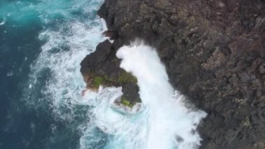 Kayalıklarla ve Atlantik Okyanusu Tenerife, 4 k yukarıdan ateş dron, Canarias Islands, İspanya havadan görünümü