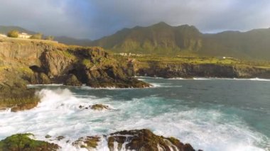 Kayalıklarla ve Atlantik Okyanusu Tenerife, 4 k yukarıdan ateş dron, Canarias Islands, İspanya havadan görünümü