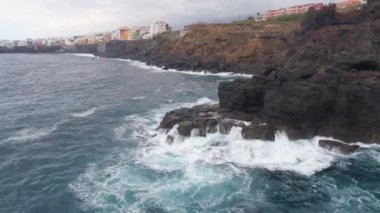 Tenerife, İspanya - Mayıs, 18, 2018: Havadan görünümü kayalık sahil, Atlantik Okyanusu, ve ve kayalıklarla sahildeki. 4 k yukarıdan atış robot