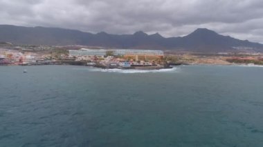 Tenerife, La Caleta, İspanya - 18 Mayıs 2018: Atlantik Okyanusu, havadan görünümü kayalık sahil ve sahildeki, Kanarya Adaları oteller. 4 k dron yukarıdan vurdu.