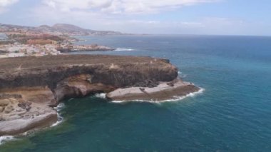 Tenerife, La Caleta, İspanya - 18 Mayıs 2018: Atlantik Okyanusu, havadan görünümü kayalık sahil ve sahildeki, Kanarya Adaları oteller. 4 k dron yukarıdan vurdu.