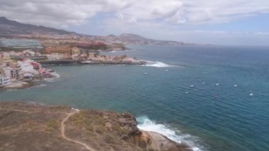 Tenerife, La Caleta, İspanya - 18 Mayıs 2018: Atlantik Okyanusu, havadan görünümü kayalık sahil ve sahildeki, Kanarya Adaları oteller. 4 k dron yukarıdan vurdu.