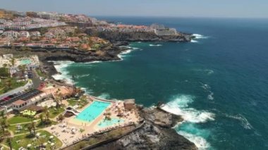 Tenerife, Los Gigantes, İspanya - 18 Mayıs 2018: Havadan görünümü kayalık sahil ve oteller, Kanarya Adaları. 4 k dron yukarıdan vurdu.