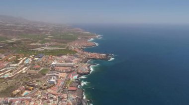Tenerife, Los Gigantes, İspanya - 18 Mayıs 2018: Havadan görünümü kayalık sahil ve oteller, Kanarya Adaları. 4 k dron yukarıdan vurdu.