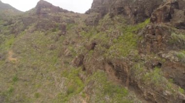 Tenerife, İspanya - 18 Mayıs 2018: Rocky Dağları'nın hava görünümünde cehennem gorge, Kanarya Adaları. 4 k dron yukarıdan vurdu.