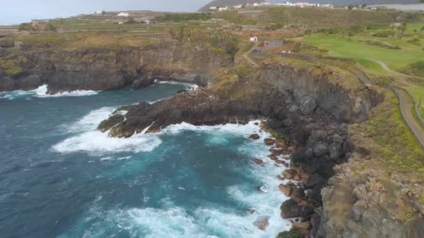 Αεροφωτογραφία Του Βράχια Και Τον Ατλαντικό Ωκεανό Στην Τενερίφη Κηφήνας — Αρχείο Βίντεο
