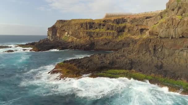 Widok Klify Ocean Atlantycki Wyspie Teneryfa Drone Strzał Góry Wyspy — Wideo stockowe