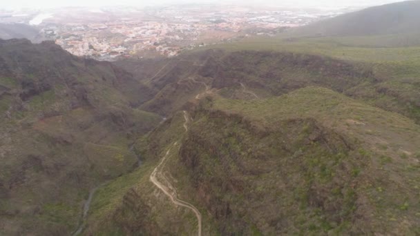 西班牙特内里费岛 2018年5月18日 加那利群岛地狱峡谷岩石山脉的鸟图 无人机从上面发射 — 图库视频影像