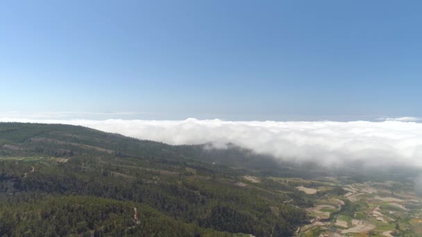 Vista Aérea Pequeña Ciudad Tenerife Vuelo Sobre Las Nubes Día — Vídeos de Stock