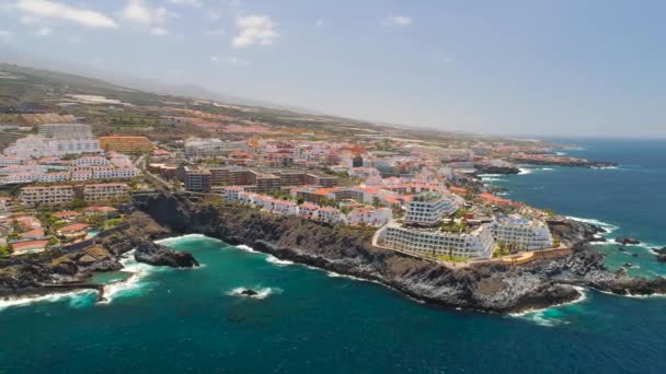 西班牙洛斯吉甘特特内里费 2018年5月18日 鸟图岩海岸和酒店 加那利群岛 无人机从上面发射 — 图库视频影像