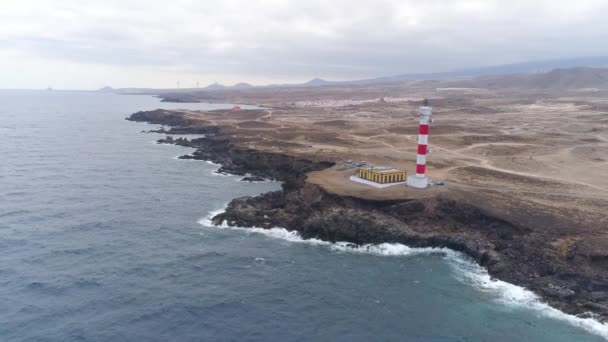 从西班牙加那利群岛特内里费岛的法罗德拉斯卡灯塔的高度鸟图 大西洋的野生海岸 — 图库视频影像