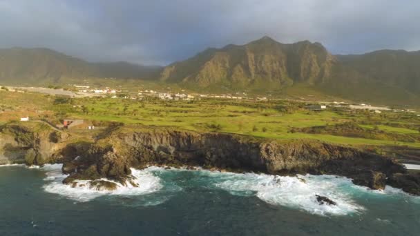 Widok Klify Ocean Atlantycki Wyspie Teneryfa Drone Strzał Góry Wyspy — Wideo stockowe