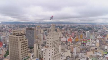 Sao Paulo, Brezilya - 3 Mayıs 2018: Banespa bina şehir bayrağı ile merkezi şehrin havadan görünümü. Landmark turistik yer. 4 k'dan fazla vurdu casus uçak