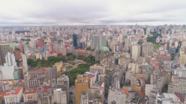 Sao Paulo, Brezilya - 3 Mayıs 2018: Banespa bina şehir bayrağı ile merkezi şehrin havadan görünümü. Landmark turistik yer. 4 k'dan fazla vurdu casus uçak
