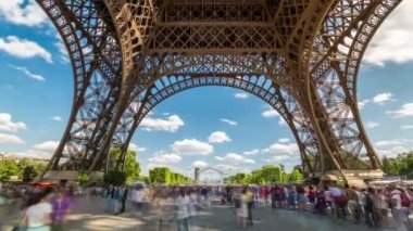 Paris, Fransa - 19 Haziran 2018: Eyfel Kulesi gün timelapse dolaşıp insanlarla. Güneşli gün bulutlu. 4k vurdu 