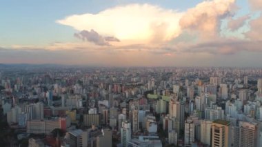Sao Paulo, Brezilya - 3 Mayıs 2018: Havadan görünümü, şehir merkezine, konut ve iş binaları şehir yukarıdan. 4 k'dan fazla vurdu casus uçak