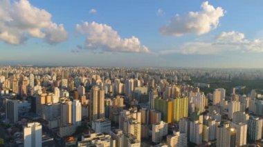 Sao Paulo, Brezilya - 3 Mayıs 2018: Havadan görünümü, şehir merkezine, konut ve iş binaları şehir yukarıdan. 4 k'dan fazla vurdu casus uçak