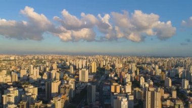 Sao Paulo, Brezilya - 3 Mayıs 2018: Havadan görünümü, şehir merkezine, konut ve iş binaları şehir yukarıdan. 4 k'dan fazla vurdu casus uçak