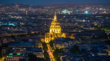 Paris, Fransa - 19 Haziran 2018: Timelapse yukarıdan bir şehrin gece. Hızlı hareket ve parlak ışıklar. 4k vurdu