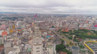 Sao Paulo, Brezilya - 3 Mayıs 2018: Banespa bina şehir bayrağı ile merkezi şehrin havadan görünümü. Landmark turistik yer. 4 k'dan fazla vurdu casus uçak