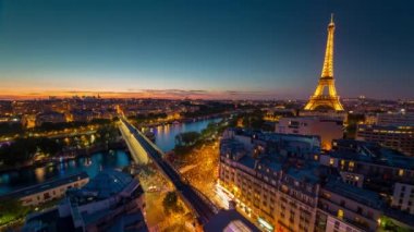 Paris, Fransa - 19 Haziran 2018: Eyfel Kulesi akşam günbatımı timelapse. Hızlı hareket. 4k vurdu