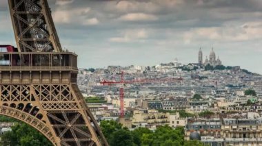 Paris, Fransa - 19 Haziran 2018: Eyfel Kulesi gün timelapse. Hızlı hareket. Güneşli gün bulutlu. 4k vurdu