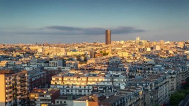 Paris, Fransa - 19 Haziran 2018: Timelapse yukarıdan bir şehir. Hızlı hareket. 4k vurdu