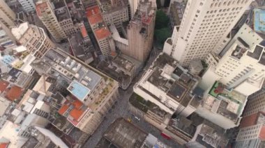 Sao Paulo, Brezilya - 3 Mayıs 2018: Banespa bina şehir bayrağı ile merkezi şehrin havadan görünümü. Landmark turistik yer. 4 k'dan fazla vurdu casus uçak