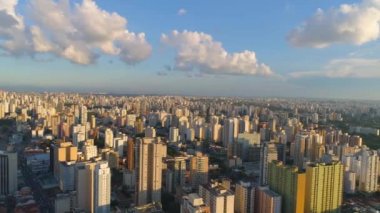 Sao Paulo, Brezilya - 3 Mayıs 2018: Havadan görünümü, şehir merkezine, konut ve iş binaları şehir yukarıdan. 4 k'dan fazla vurdu casus uçak