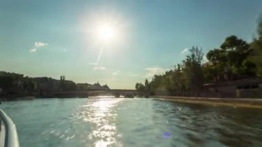 Paris, Fransa - 19 Haziran 2018: Timelapse görünümünden ünlü köprüler Seine Nehri güneşli yaz yelken tekne.