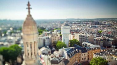 Paris timelapse Panoraması. Kutsal Kalp Bazilikası, Montmartre (Sacre-Coeur) en iyi manzara. Mavi bulutlu gökyüzü güneşli gün.