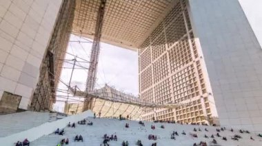 Paris, Fransa - 21 Mayıs 2018: La Defense, hızlı hareket üzerinde modern binanın Timelapse görünümü