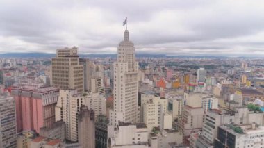 Sao Paulo, Brezilya - 3 Mayıs 2018: Banespa bina şehir bayrağı ile merkezi şehrin havadan görünümü. Landmark turistik yer. 4 k'dan fazla vurdu casus uçak