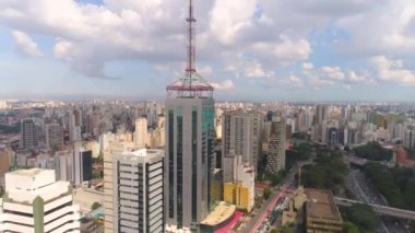 Sao Paulo, Brezilya - 3 Mayıs 2018: Havadan görünümü ünlü Paulista Avenue, konut ve iş binaları şehir yukarıdan. 4 k'dan fazla vurdu casus uçak