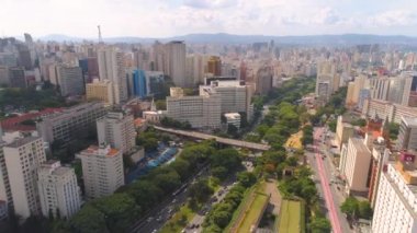 Sao Paulo, Brezilya - 3 Mayıs 2018: Havadan görünümü ünlü Paulista Avenue, konut ve iş binaları şehir yukarıdan. 4 k'dan fazla vurdu casus uçak