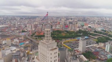Sao Paulo, Brezilya - 3 Mayıs 2018: Banespa bina şehir bayrağı ile merkezi şehrin havadan görünümü. Landmark turistik yer. 4 k'dan fazla vurdu casus uçak