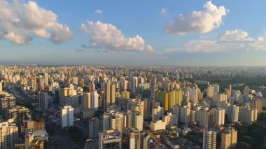 Sao Paulo, Brezilya - 3 Mayıs 2018: Havadan görünümü, şehir merkezine, konut ve iş binaları şehir yukarıdan. 4 k'dan fazla vurdu casus uçak