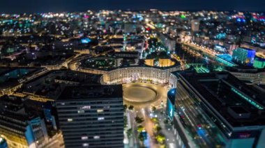Paris, Fransa - 19 Haziran 2018: Timelapse yukarıdan bir şehrin gece. Hızlı hareket ve parlak ışıklar. 4k vurdu