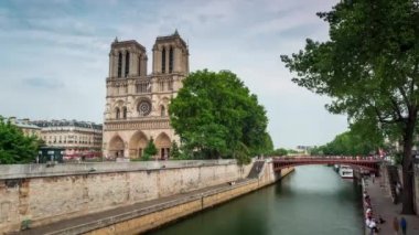 Ön cephe Notre Dame de Paris Katedrali kare açık timelapse hyperlapse insanlarda dolu. 4k vurdu 