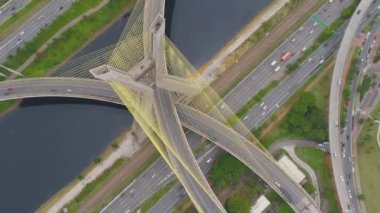 Havadan görünümü Octavio Frias de Oliveira Köprüsü, Sao Paulo, Brezilya en büyük şehirde bir dönüm noktası. 4 k'dan fazla vurdu casus uçak