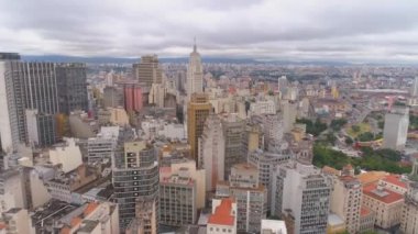 Sao Paulo, Brezilya - 3 Mayıs 2018: Banespa bina şehir bayrağı ile merkezi şehrin havadan görünümü. Landmark turistik yer. 4 k'dan fazla vurdu casus uçak
