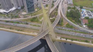 Havadan görünümü Octavio Frias de Oliveira Köprüsü, Sao Paulo, Brezilya en büyük şehirde bir dönüm noktası. 4 k'dan fazla vurdu casus uçak