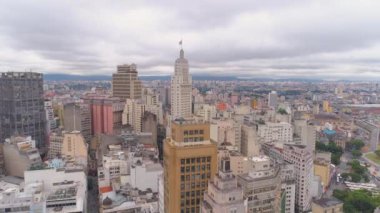 Sao Paulo, Brezilya - 3 Mayıs 2018: Banespa bina şehir bayrağı ile merkezi şehrin havadan görünümü. Landmark turistik yer. 4 k'dan fazla vurdu casus uçak