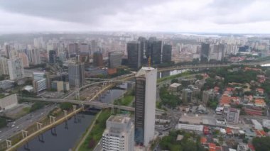 Havadan görünümü Octavio Frias de Oliveira Köprüsü, Sao Paulo, Brezilya en büyük şehirde bir dönüm noktası. 4 k'dan fazla vurdu casus uçak