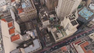 Sao Paulo, Brezilya - 3 Mayıs 2018: Banespa bina şehir bayrağı ile merkezi şehrin havadan görünümü. Landmark turistik yer. 4 k'dan fazla vurdu casus uçak