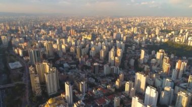 Sao Paulo, Brezilya - 3 Mayıs 2018: Havadan görünümü, şehir merkezine, konut ve iş binaları şehir yukarıdan. 4 k'dan fazla vurdu casus uçak